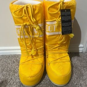 Yellow moon boots never worn